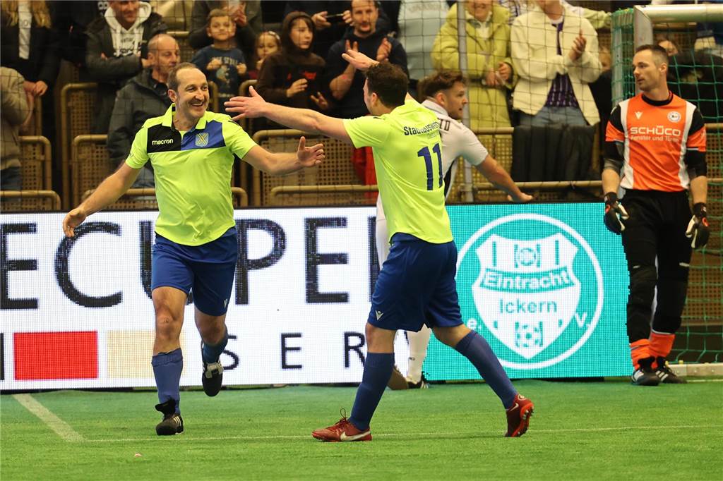Die Castrop Masters mit Traditionsmannschaften von Bundesliga-Vereinen gingen in der vollen Europahalle am vorletzten Tag des Jahres 2023 über die Bühne.
