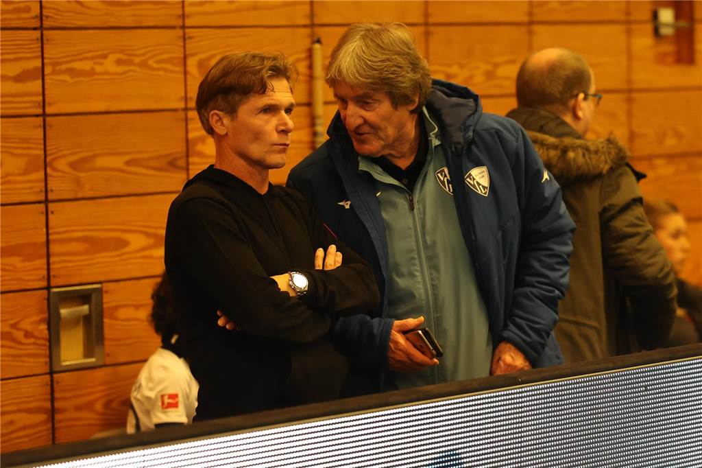 Die Castrop Masters mit Traditionsmannschaften von Bundesliga-Vereinen gingen in der vollen Europahalle am vorletzten Tag des Jahres 2023 über die Bühne.