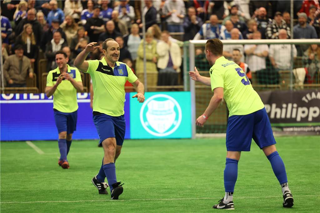 Die Castrop Masters mit Traditionsmannschaften von Bundesliga-Vereinen gingen in der vollen Europahalle am vorletzten Tag des Jahres 2023 über die Bühne.