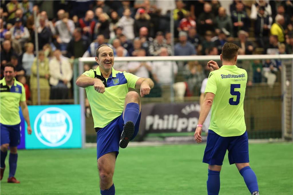 Die Castrop Masters mit Traditionsmannschaften von Bundesliga-Vereinen gingen in der vollen Europahalle am vorletzten Tag des Jahres 2023 über die Bühne.