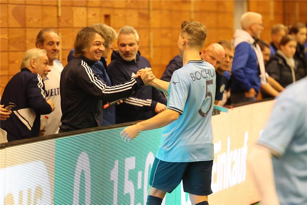 Die Castrop Masters mit Traditionsmannschaften von Bundesliga-Vereinen gingen in der vollen Europahalle am vorletzten Tag des Jahres 2023 über die Bühne.