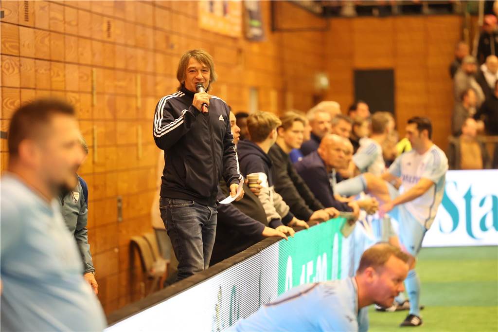 Die Castrop Masters mit Traditionsmannschaften von Bundesliga-Vereinen gingen in der vollen Europahalle am vorletzten Tag des Jahres 2023 über die Bühne.