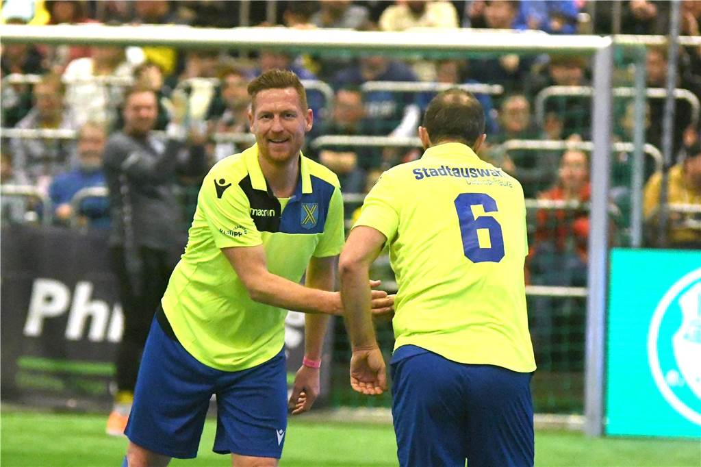 Die Castrop Masters mit Traditionsmannschaften von Bundesliga-Vereinen gingen in der vollen Europahalle am vorletzten Tag des Jahres 2023 über die Bühne.