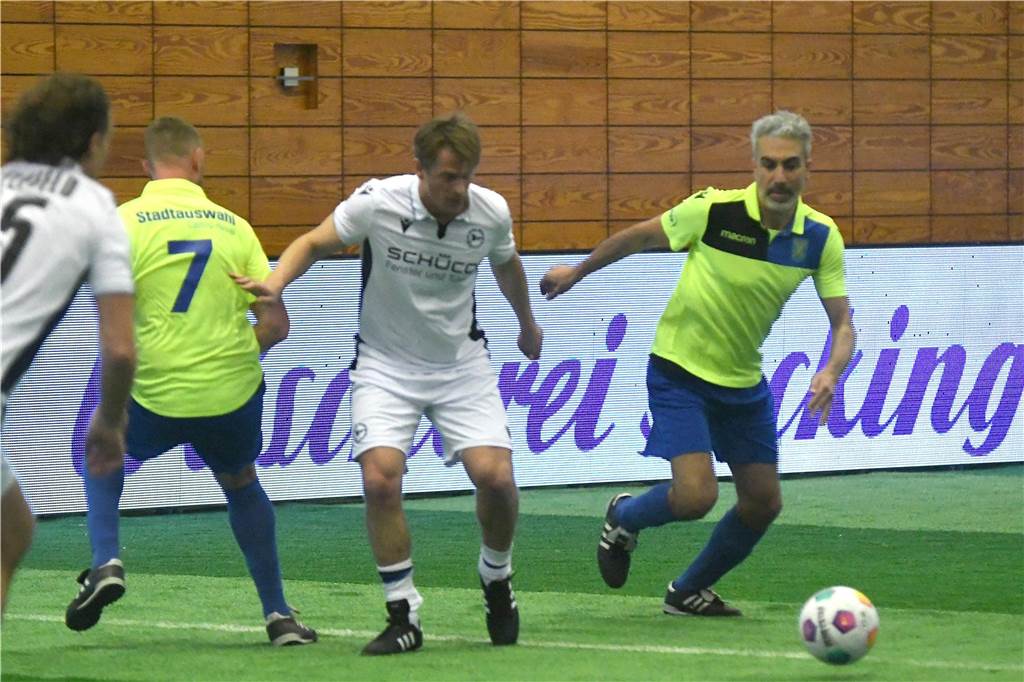 Die Castrop Masters mit Traditionsmannschaften von Bundesliga-Vereinen gingen in der vollen Europahalle am vorletzten Tag des Jahres 2023 über die Bühne.