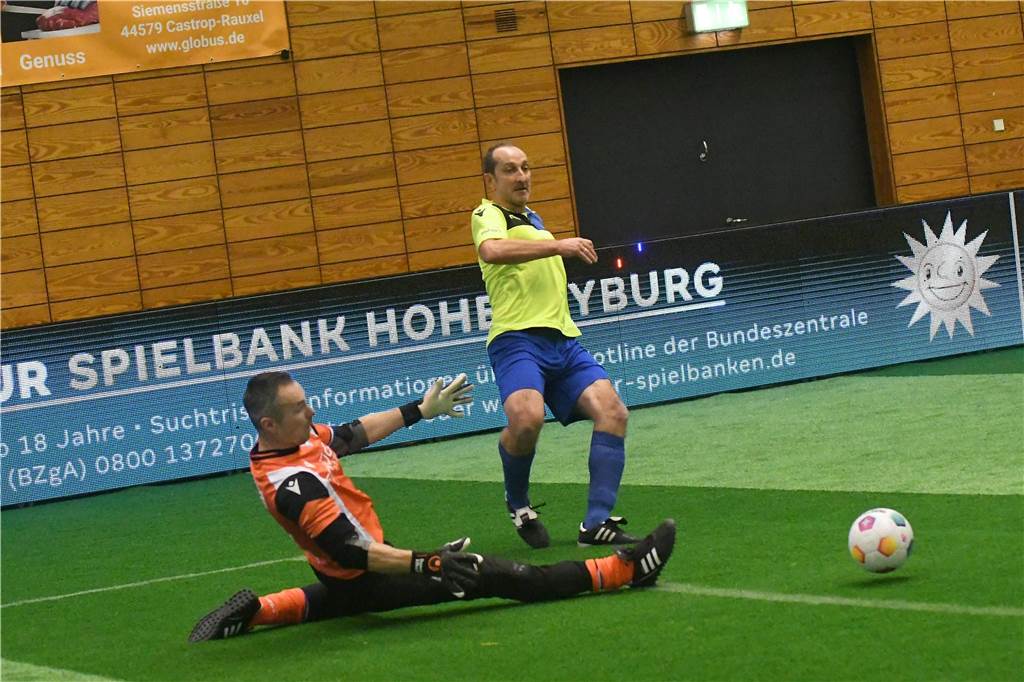 Die Castrop Masters mit Traditionsmannschaften von Bundesliga-Vereinen gingen in der vollen Europahalle am vorletzten Tag des Jahres 2023 über die Bühne.