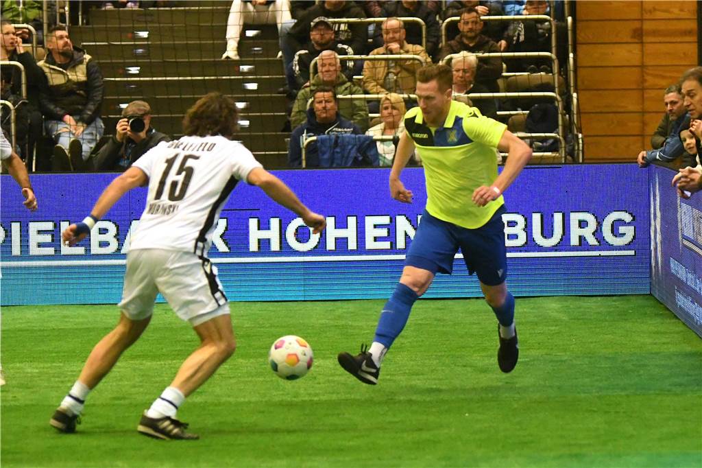 Die Castrop Masters mit Traditionsmannschaften von Bundesliga-Vereinen gingen in der vollen Europahalle am vorletzten Tag des Jahres 2023 über die Bühne.