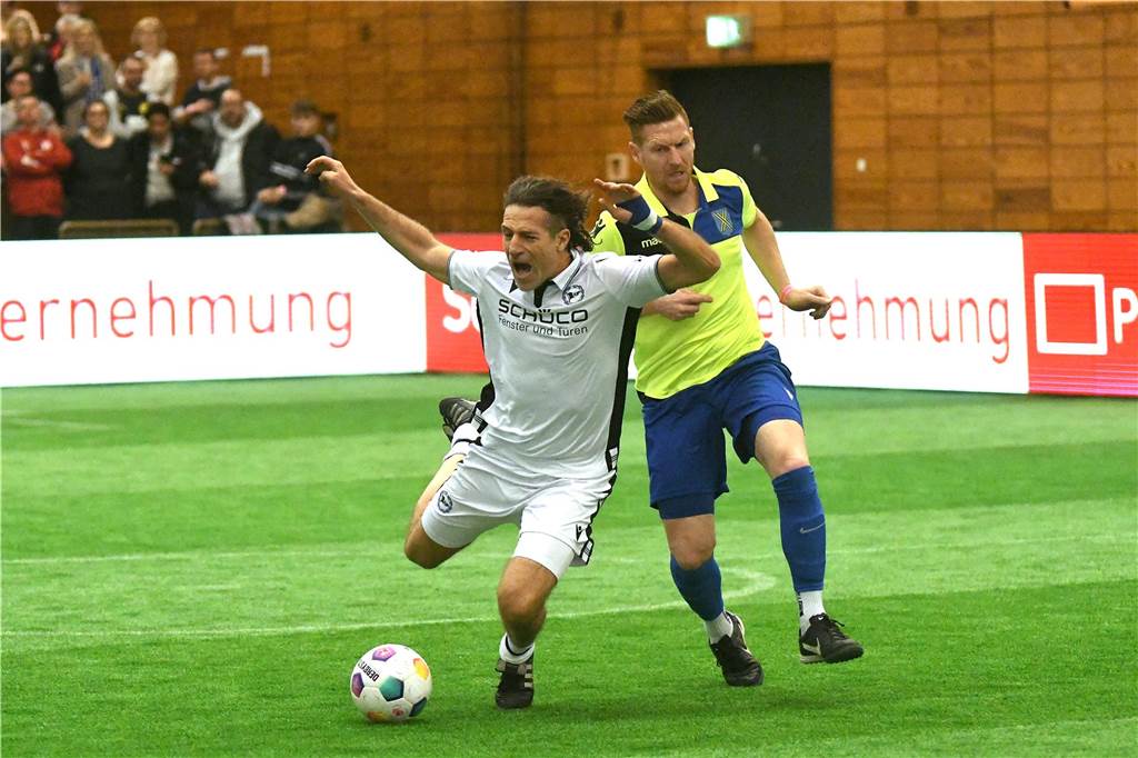 Die Castrop Masters mit Traditionsmannschaften von Bundesliga-Vereinen gingen in der vollen Europahalle am vorletzten Tag des Jahres 2023 über die Bühne.