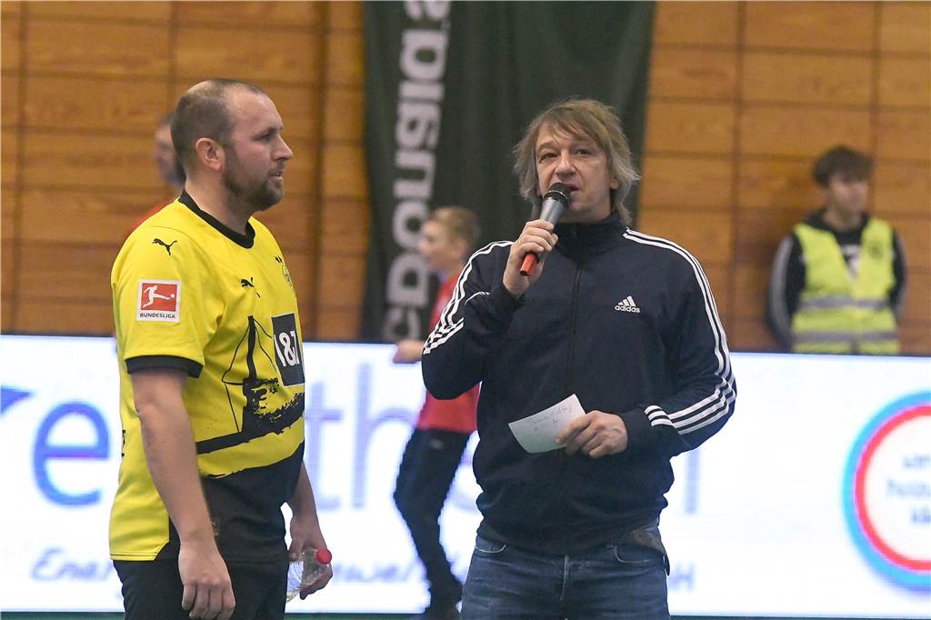 Die Castrop Masters mit Traditionsmannschaften von Bundesliga-Vereinen gingen in der vollen Europahalle am vorletzten Tag des Jahres 2023 über die Bühne.