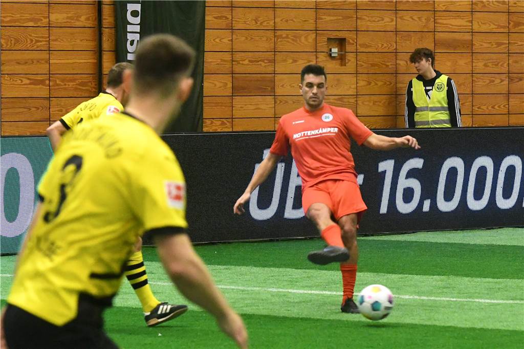 Die Castrop Masters mit Traditionsmannschaften von Bundesliga-Vereinen gingen in der vollen Europahalle am vorletzten Tag des Jahres 2023 über die Bühne.