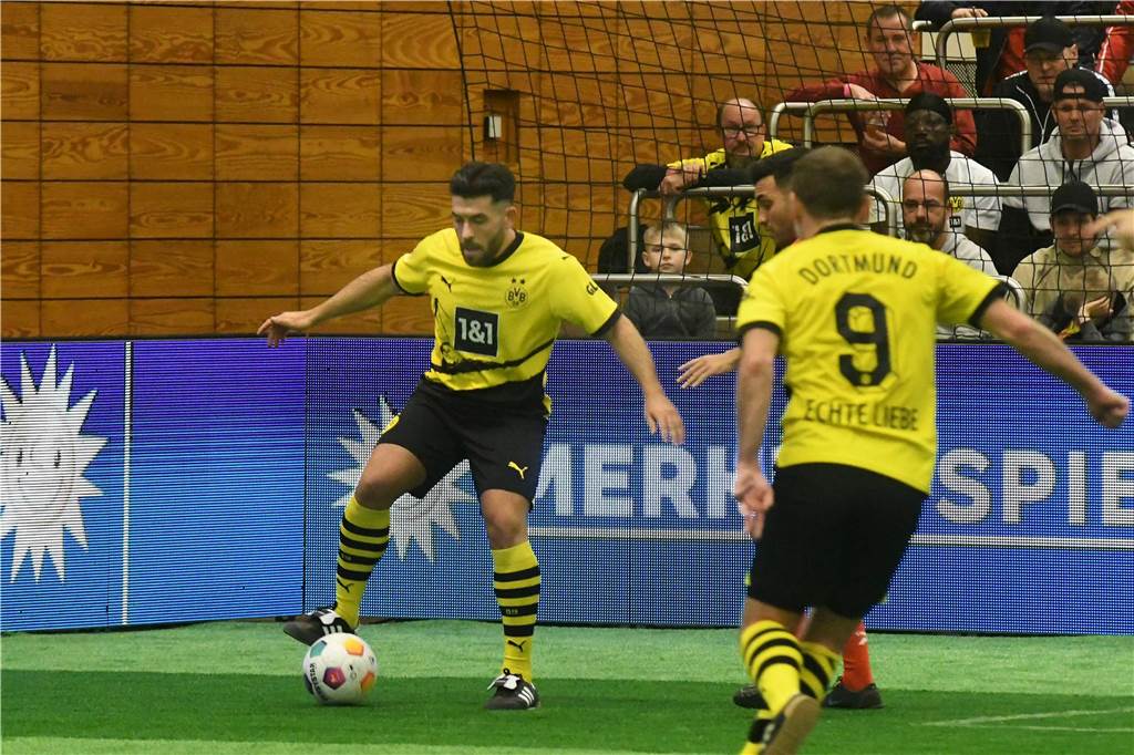 Die Castrop Masters mit Traditionsmannschaften von Bundesliga-Vereinen gingen in der vollen Europahalle am vorletzten Tag des Jahres 2023 über die Bühne.