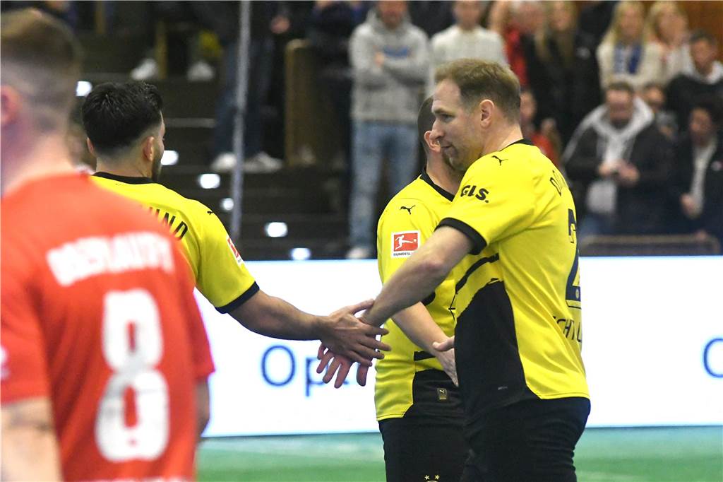 Die Castrop Masters mit Traditionsmannschaften von Bundesliga-Vereinen gingen in der vollen Europahalle am vorletzten Tag des Jahres 2023 über die Bühne.
