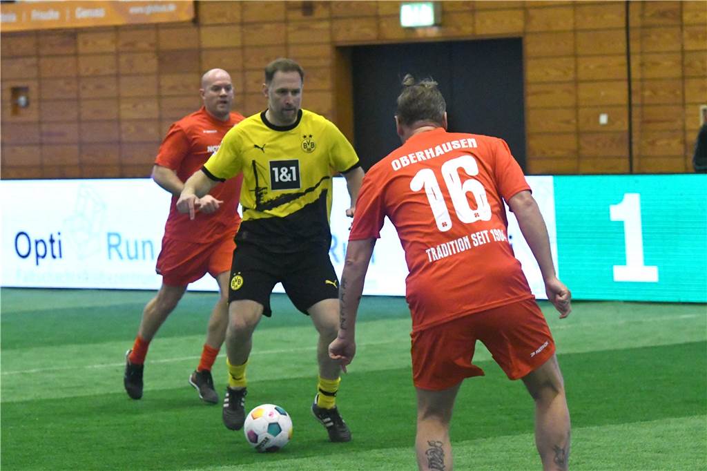 Die Castrop Masters mit Traditionsmannschaften von Bundesliga-Vereinen gingen in der vollen Europahalle am vorletzten Tag des Jahres 2023 über die Bühne.