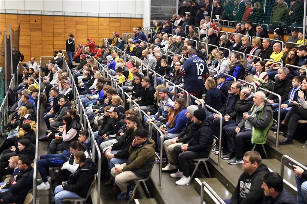 Die Castrop Masters mit Traditionsmannschaften von Bundesliga-Vereinen gingen in der vollen Europahalle am vorletzten Tag des Jahres 2023 über die Bühne.