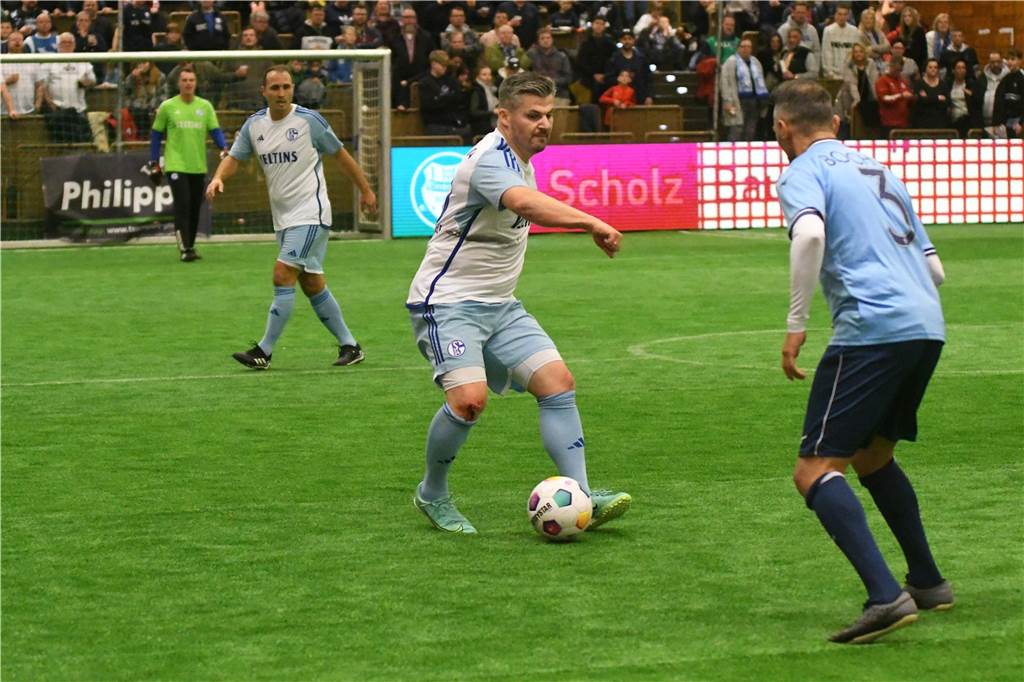 Die Castrop Masters mit Traditionsmannschaften von Bundesliga-Vereinen gingen in der vollen Europahalle am vorletzten Tag des Jahres 2023 über die Bühne.