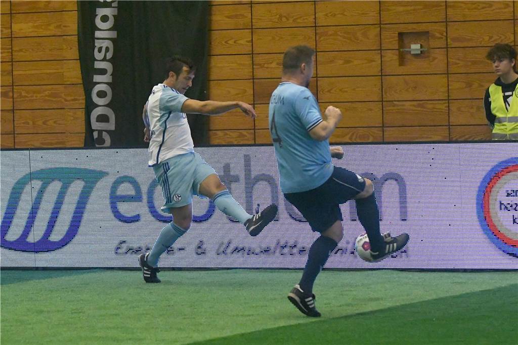 Die Castrop Masters mit Traditionsmannschaften von Bundesliga-Vereinen gingen in der vollen Europahalle am vorletzten Tag des Jahres 2023 über die Bühne.