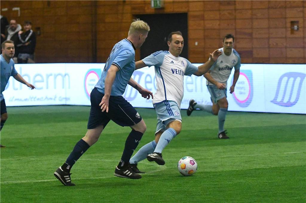 Die Castrop Masters mit Traditionsmannschaften von Bundesliga-Vereinen gingen in der vollen Europahalle am vorletzten Tag des Jahres 2023 über die Bühne.
