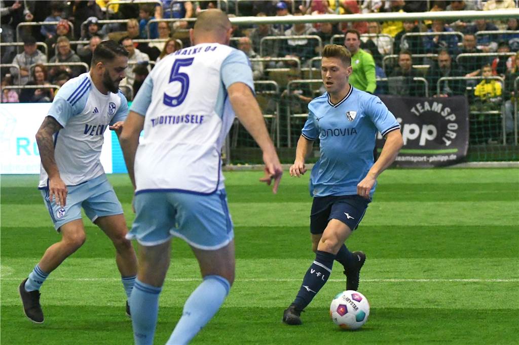 Die Castrop Masters mit Traditionsmannschaften von Bundesliga-Vereinen gingen in der vollen Europahalle am vorletzten Tag des Jahres 2023 über die Bühne.