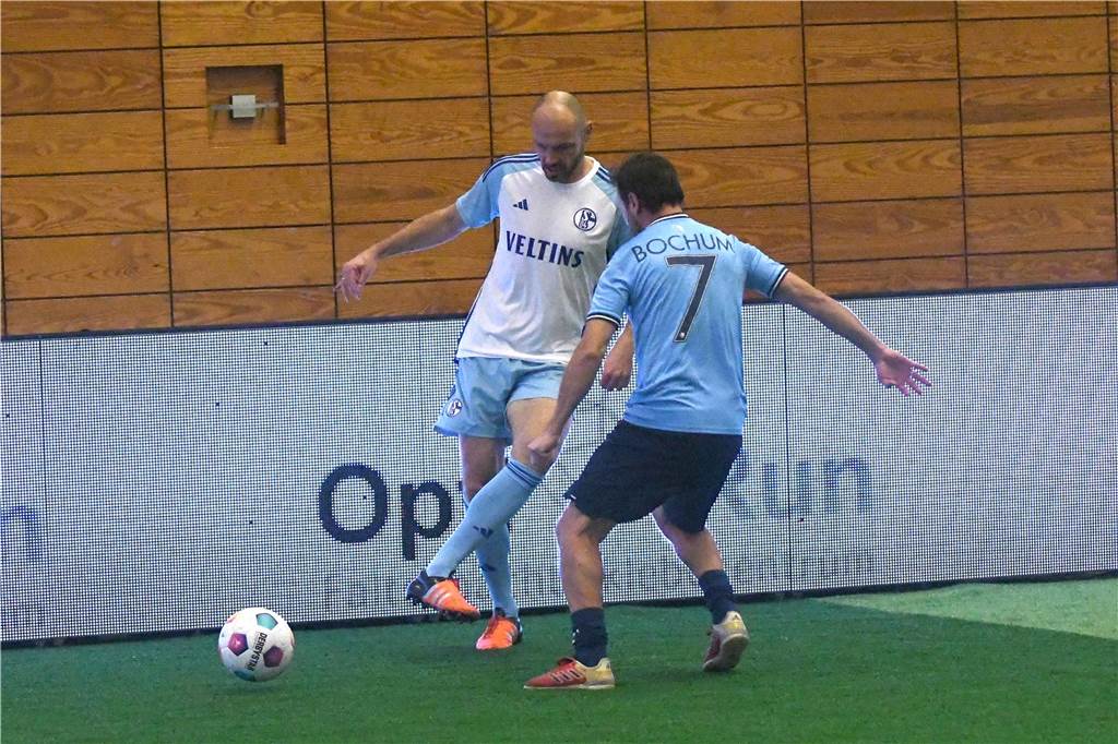 Die Castrop Masters mit Traditionsmannschaften von Bundesliga-Vereinen gingen in der vollen Europahalle am vorletzten Tag des Jahres 2023 über die Bühne.