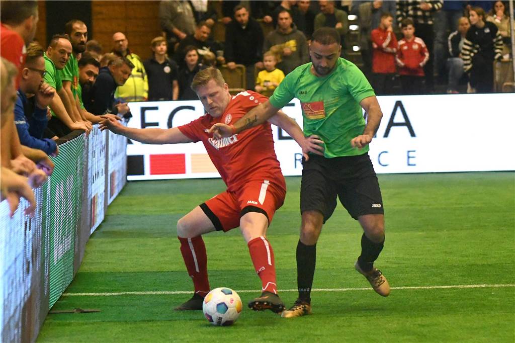 Die Castrop Masters mit Traditionsmannschaften von Bundesliga-Vereinen gingen in der vollen Europahalle am vorletzten Tag des Jahres 2023 über die Bühne.
