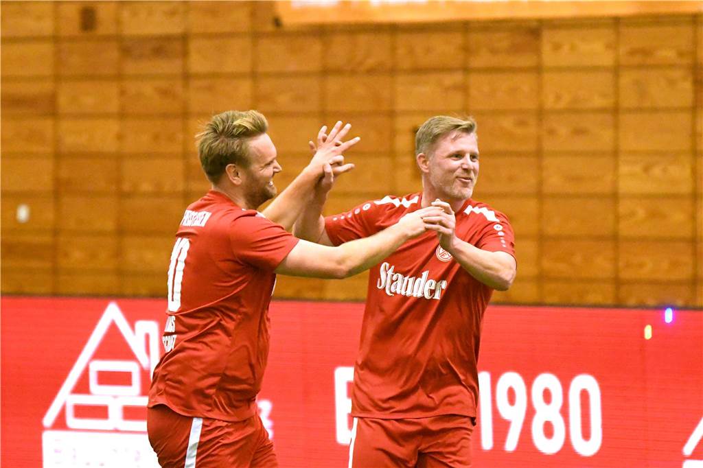 Die Castrop Masters mit Traditionsmannschaften von Bundesliga-Vereinen gingen in der vollen Europahalle am vorletzten Tag des Jahres 2023 über die Bühne.