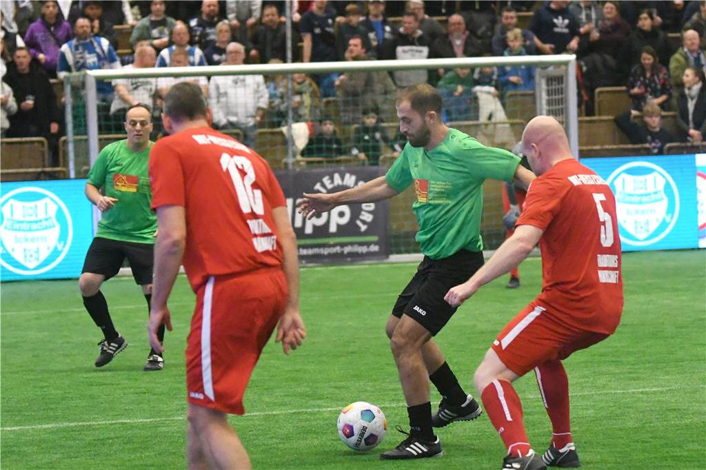 Die Castrop Masters mit Traditionsmannschaften von Bundesliga-Vereinen gingen in der vollen Europahalle am vorletzten Tag des Jahres 2023 über die Bühne.