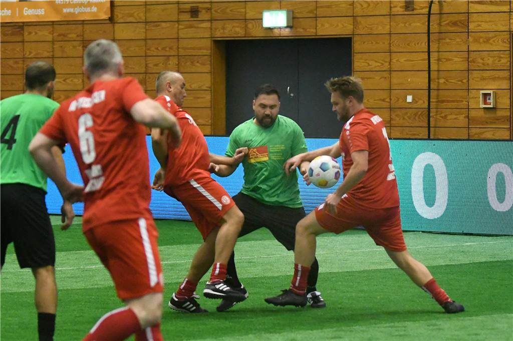Die Castrop Masters mit Traditionsmannschaften von Bundesliga-Vereinen gingen in der vollen Europahalle am vorletzten Tag des Jahres 2023 über die Bühne.