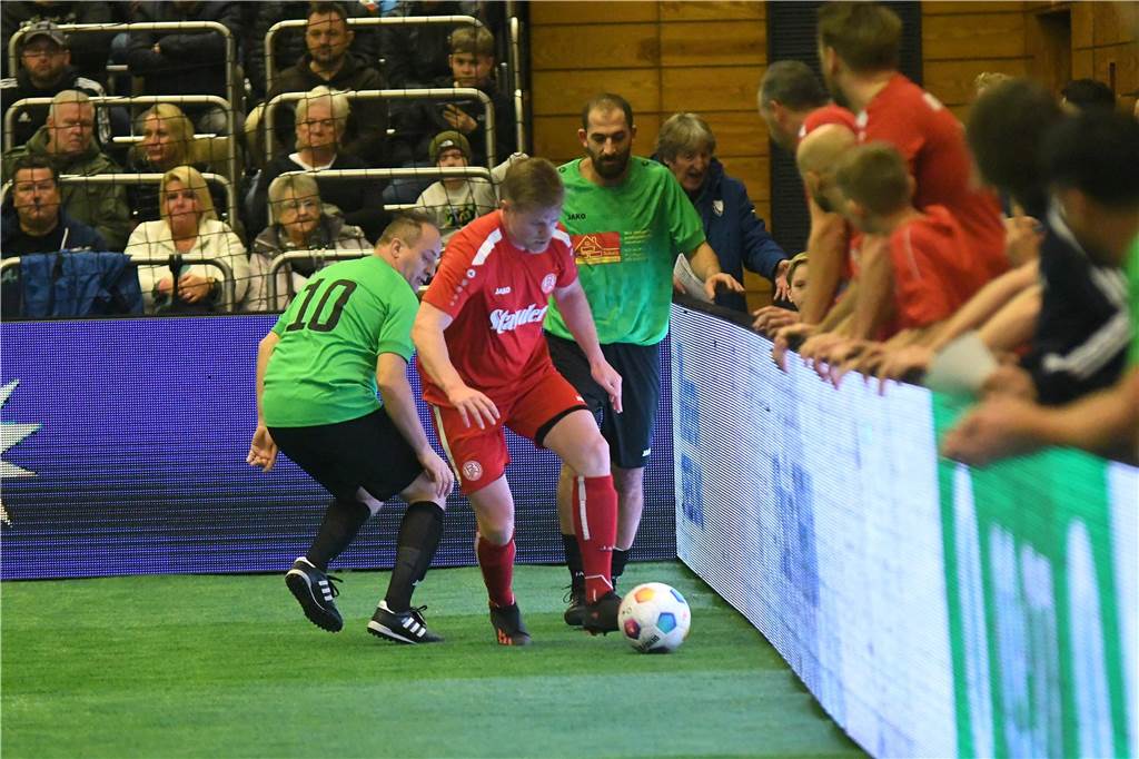 Die Castrop Masters mit Traditionsmannschaften von Bundesliga-Vereinen gingen in der vollen Europahalle am vorletzten Tag des Jahres 2023 über die Bühne.