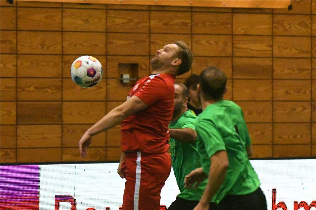 Die Castrop Masters mit Traditionsmannschaften von Bundesliga-Vereinen gingen in der vollen Europahalle am vorletzten Tag des Jahres 2023 über die Bühne.