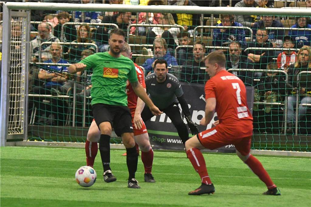 Die Castrop Masters mit Traditionsmannschaften von Bundesliga-Vereinen gingen in der vollen Europahalle am vorletzten Tag des Jahres 2023 über die Bühne.