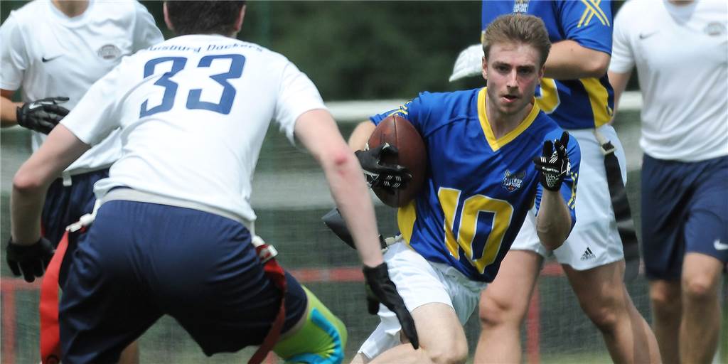 Castrop Raptors gehen im Heimspiel auf Raubzug Die Castrop Raptors (blaue Trikots), hier mit Fredric Stodt, sind das einzige Flag-Football-Team der Stadt. Beim Flag-Football wird der Angreifer durch das Abreißen der Fahne (Flag) gestoppt.