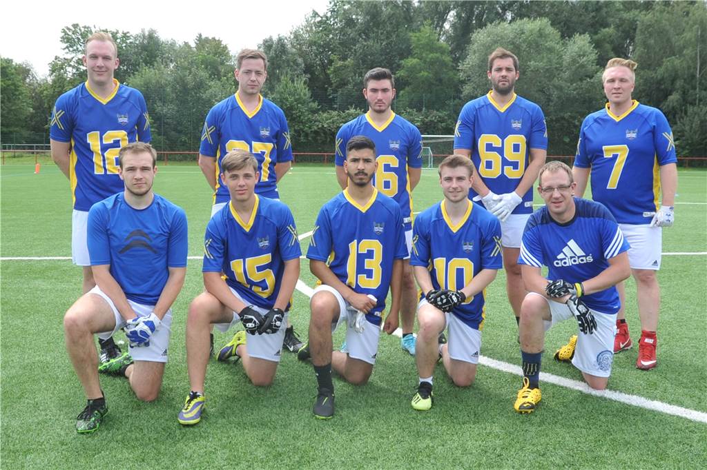 Castrop Raptors verlassen den Fuchsweg in Merklinde Die Castrop Raptors im Juli 2020 mit (hinten, v.l.) Jonas Ehm, Felix Schindelhauer, Numan Toklu, Jonas Plempe, Matthias Harker, (vorn, v.l.) Florian Dunaj, Leon Nachtwey, Nassir Tamouh, Frederic Stodt und Stefan Block.