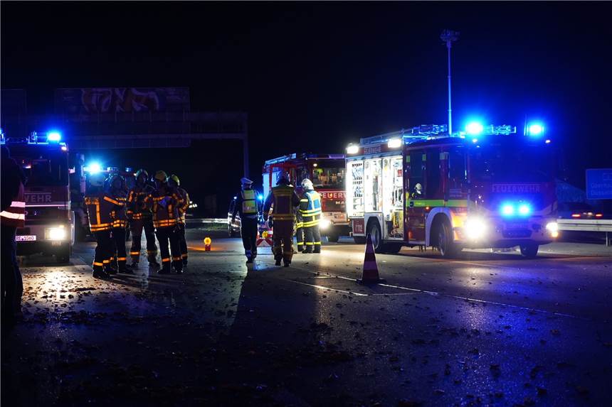 Zwei Schwerverletzte: Schwerer nächtlicher Verkehrsunfall auf der A2 Die Castrop-Rauxeler Feuerwehr musste am Samstagabend auf die A2 ausrücken, wo drei Autos in einen schweren Verkehrsunfall verwickelt waren.