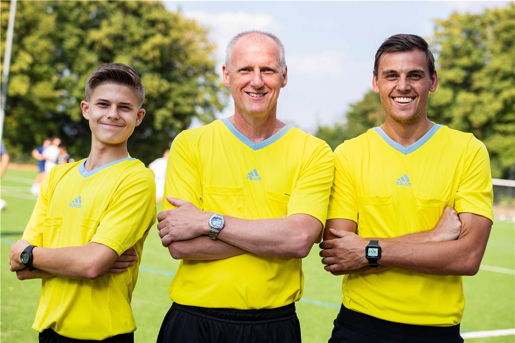 „Ohne Schiris geht es nicht“ - Castrop-Rauxeler Schiedsrichter machen Werbung für ihren Job Castrop-Rauxeler Schiedsrichter Nicholas Ucka, Michael Trockel und Niklas Simpson