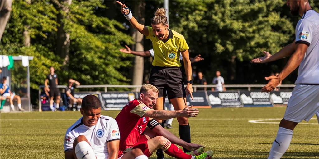 Schiedsrichterin Nadine Westerhoff lag in Bövinghausen auch ohne Kölner Keller richtig Die Castrop-Rauxelerin Nadine Westerhoff leitete resolut das inoffizielle Eröffnungsspiel der Oberliga-Saison 2022/23 zwischen dem Aufsteiger TuS Bövinghausen und dem Regionalliga-Absteiger SF Lotte.