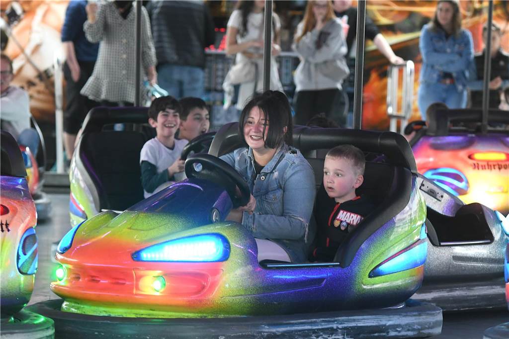 Frühjahrskirmes: „Stadtmarketing GmbH hat alles richtig gemacht“ Die Castroper Frühjahrskirmes fand am Wochenende in der Castroper Altstadt statt. Auf dem Marktplatz war der Autoscooter gesetzt, hatte aber neue Nachbarn mit dem Fighter und dem Riesenrad.
