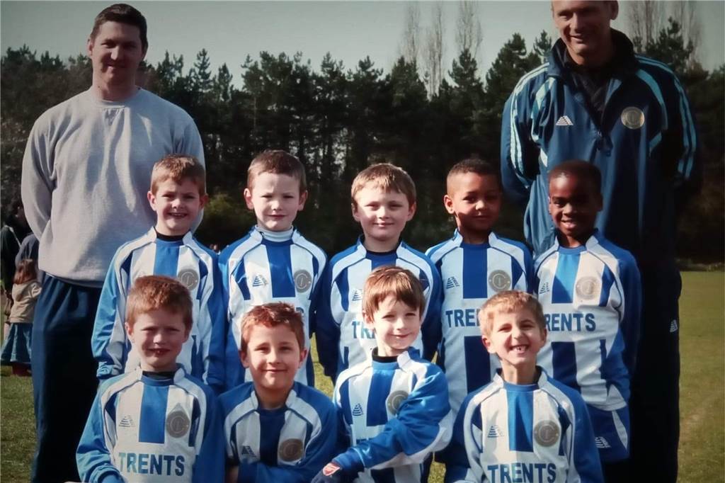 „Ich stand da mit offenem Mund“ - der rasante Aufstieg von BVB-Youngster Jamie Bynoe-Gittens Die Caversham Trents 2009 - obere Reihe rechts Jamie Bynoe-Gittens, hinter ihm sein erster Trainer Andy Horn.