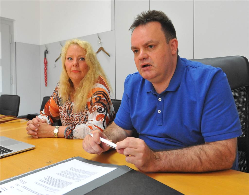 CDU: Ist Feuerwehr in der Lage, Rettungsdienst alleine zu stemmen? Die CDU Fraktion stellten die Anfrage an den Kämmerer: Bianca Dausend und Marco Kordt von der CDU-Fraktion.