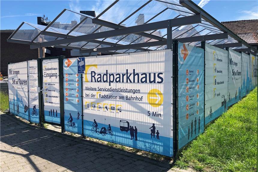 Fahrrad-Parkhaus: CDU übt massive Kritik an Betreiber in Werne Die CDU kritisiert, dass das Fahrradparkhaus am Busbahnhof rundum mit Werbung voll plakatiert ist.
