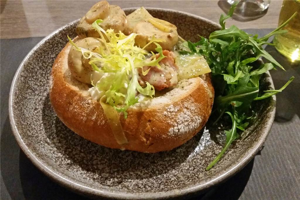 Harry Engbers (57) interpretiert im Restaurant Oldenkott die deutsche Küche neu Die Champignonpfanne wird im Bauernbrot serviert.