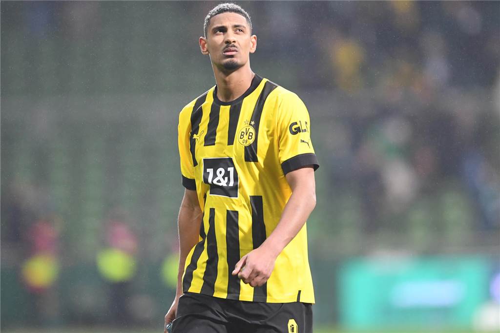 Sebastien Haller blickt in den Himmel.