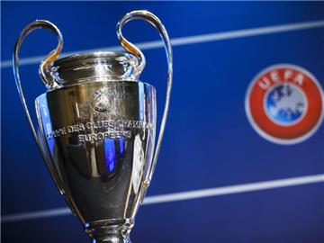 Die Champions-League-Trophäe steht während der Auslosung im UEFA-Hauptquartier in Nyon. Foto: Valentin Flauraud
