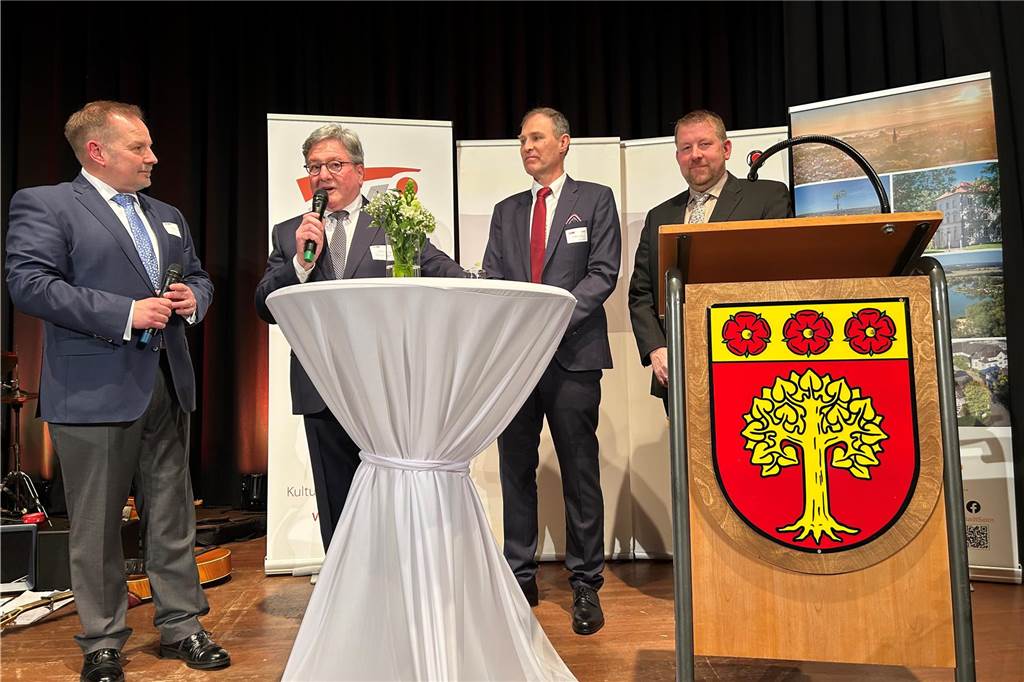 Die Chefs der einladenden Organisationen - hier mit Moderator Christoph Davids (l.) - blickten optimistisch aufs Jahr 2024: (v.r.) Markus Groppe (Handwerksmeisterrunde), Volker Brüning (Werbegemeinschaft) und Helmut Jahnke (Wirtschafts- und Kulturförderverein).