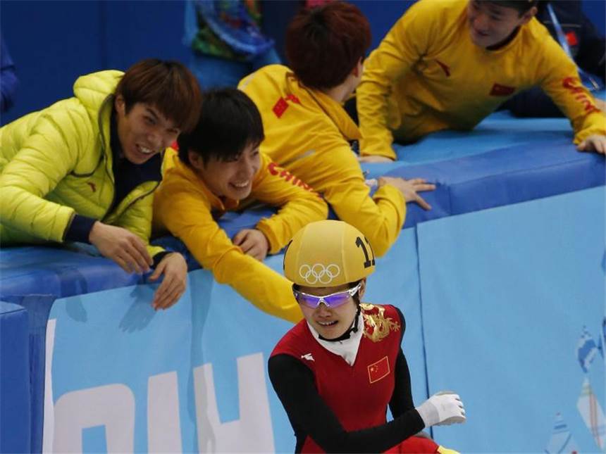 Li Jianrou holt Shorttrack-Gold für China Die Chinesin Li Jianrou erhält von Teammitgliedern Glückwünsche für ihren Olympiasieg. Foto: Barbara Walton