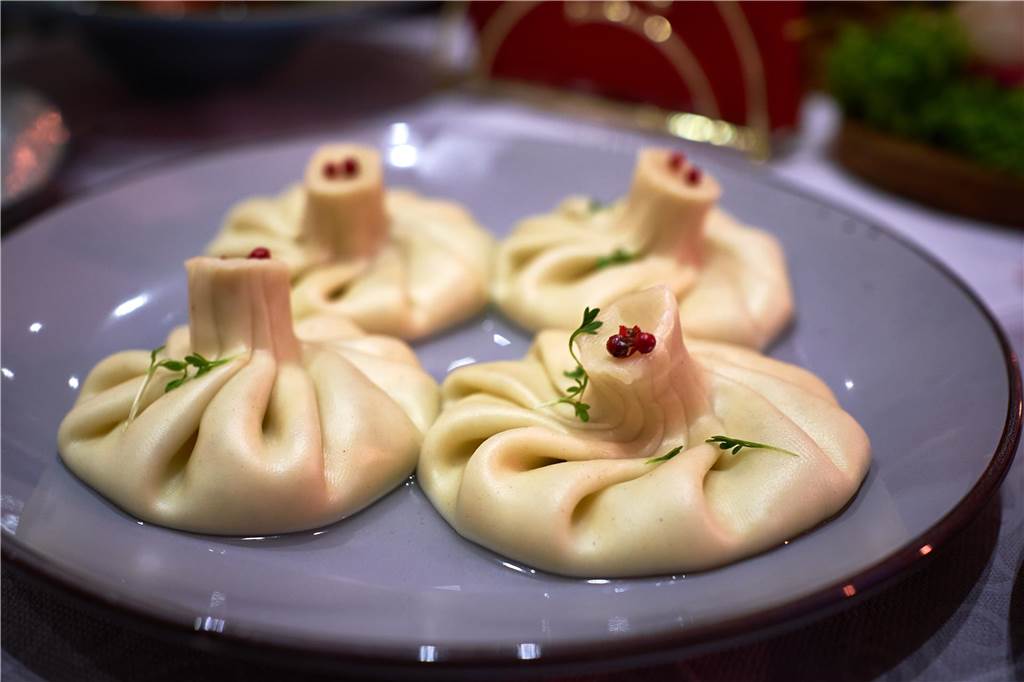 So vielfältig schmeckt die georgische Küche im Grand Suliko Die Chinkali sind entweder mit Fleisch oder Käse gefüllt.