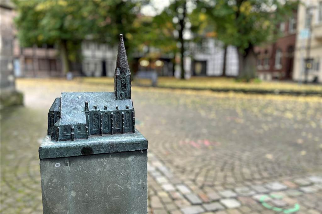 Eine Miniaturbronze von der Christophorus-Kirche steht auf dem Kirchhof in Werne.