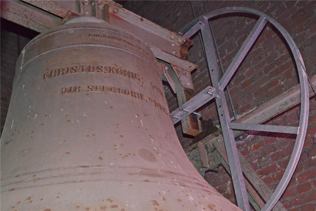 Geläut zieht um: In Nette läuten die Glocken bald ökumenisch Die Christus-König-Glocke ist eine der größten in Dortmund. Sie verbleibt im Glockenstuhl von St. Josef.