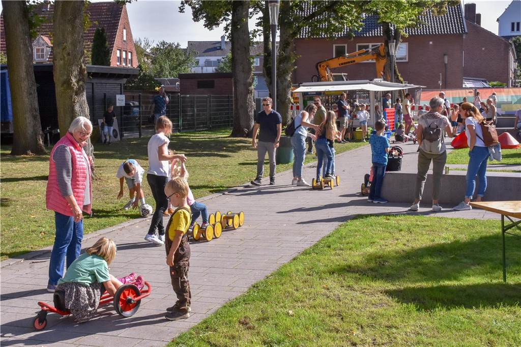 Spiel-Mobil hinter der Musikschule
