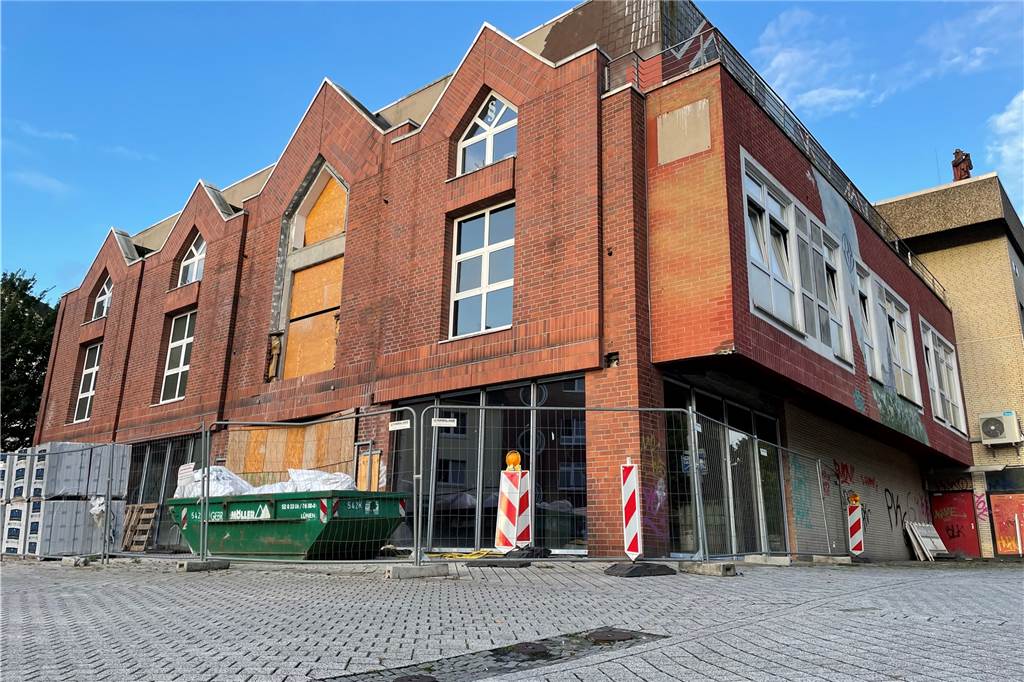 Auf der Kaufhaus-Baustelle werden Baucontainer abgeholt.