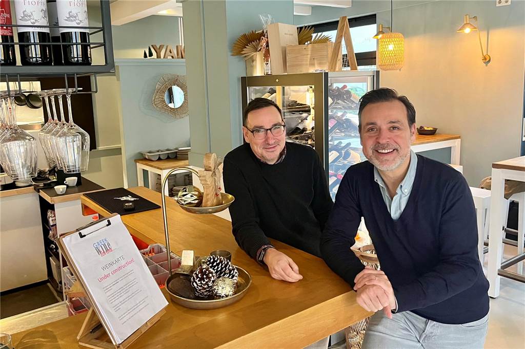 „Traurig, dass das passieren muss“: Das Yamas erlebt zerstörerischen Einbruch Stavros Liakeas und Patrick Wellner posieren erfreut in ihrem neuen Restaurant.