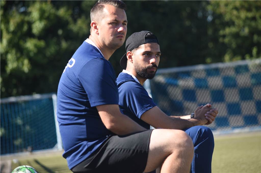 Blitz-Verlängerung und ein Fragezeichen: Zehn Spieler bleiben beim Holzwickeder SC Die Co-Trainer des Holzwickeder SC: Hamza El Hamdi (r.) hat noch nicht verlängert, Damian Grauer (l.) dagegen schon.